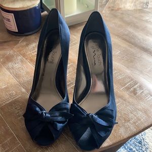 Navy satin Touch of Nina heels sz 9.5